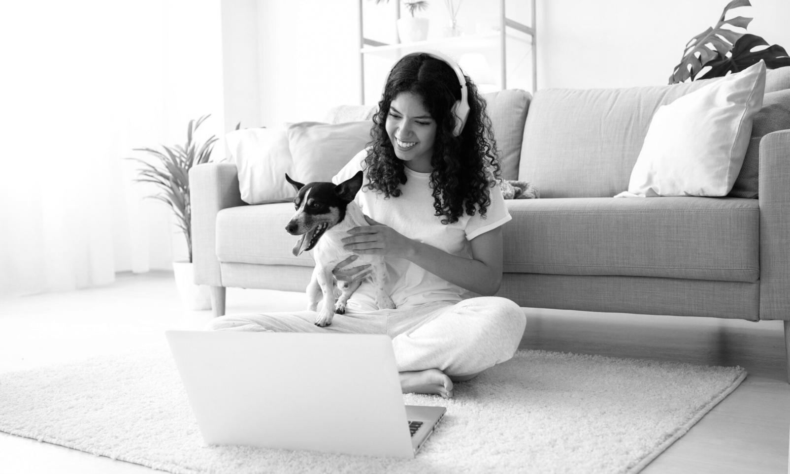 Profesional analizando finanzas con tecnología moderna