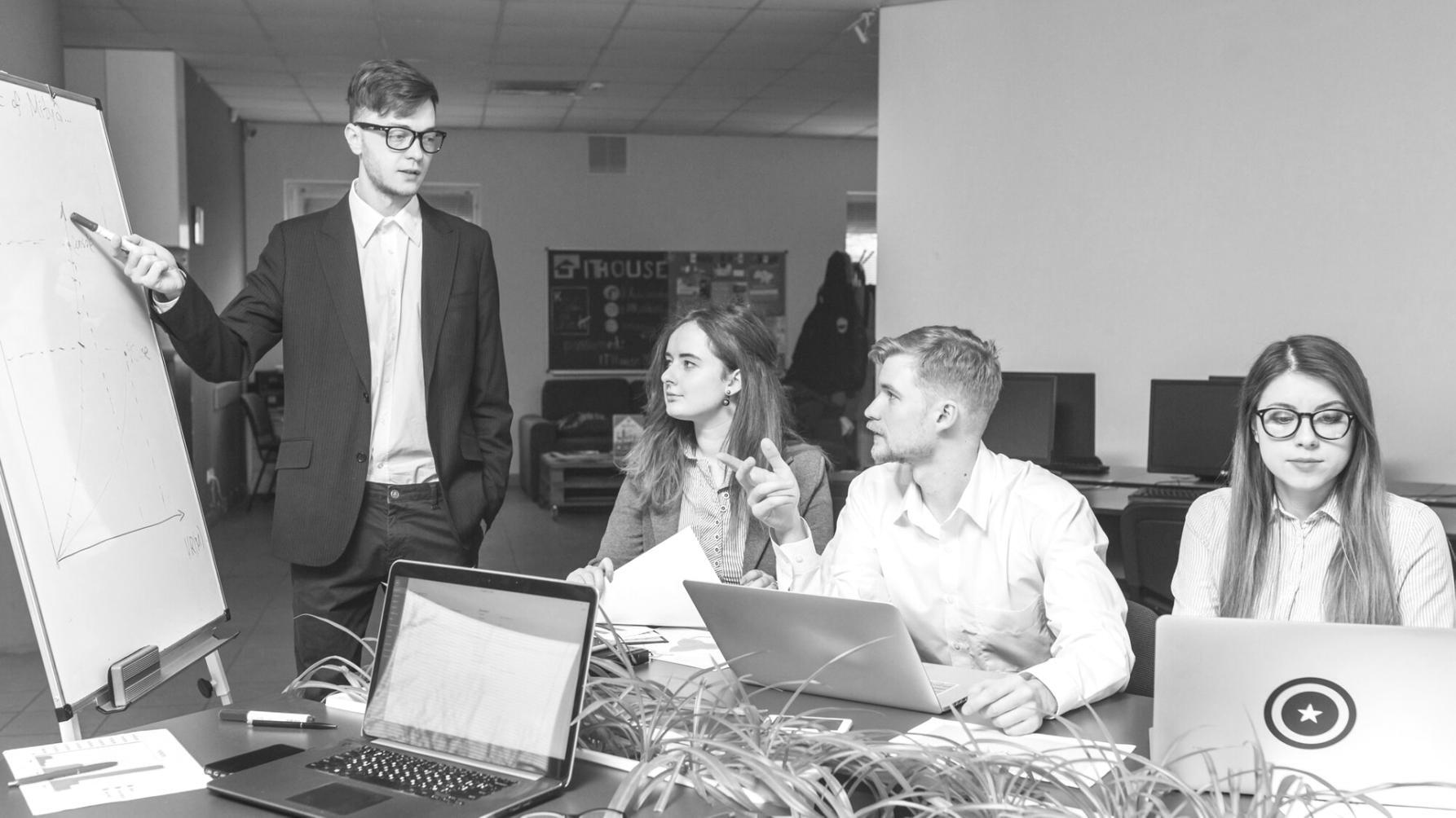 Equipo de Mindexis Core trabajando en soluciones financieras
